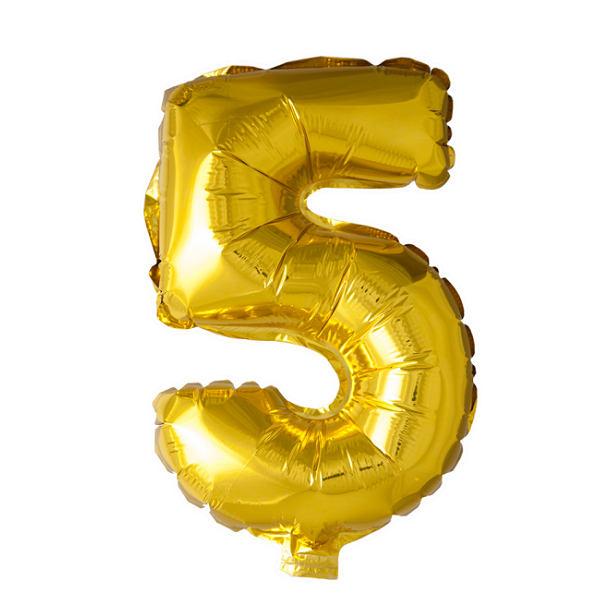 Guld folieballon som tallet 5